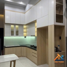 Combo tủ bếp chữ L gỗ công nghiệp phối trắng có tủ trang trí và đèn LED